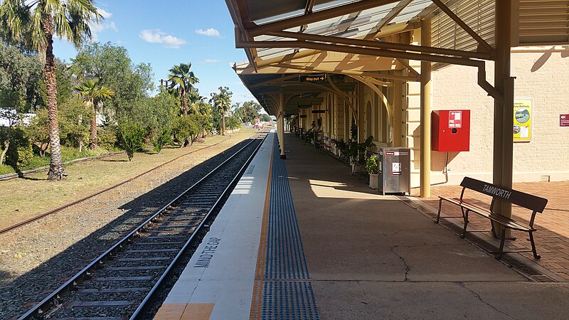 File:Tamworth Station Platform.jpg