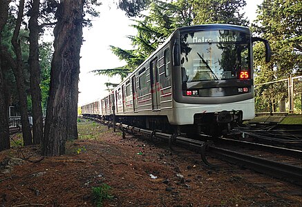 Отправляющийся метропоезд 81-717М/714М, вид от станции