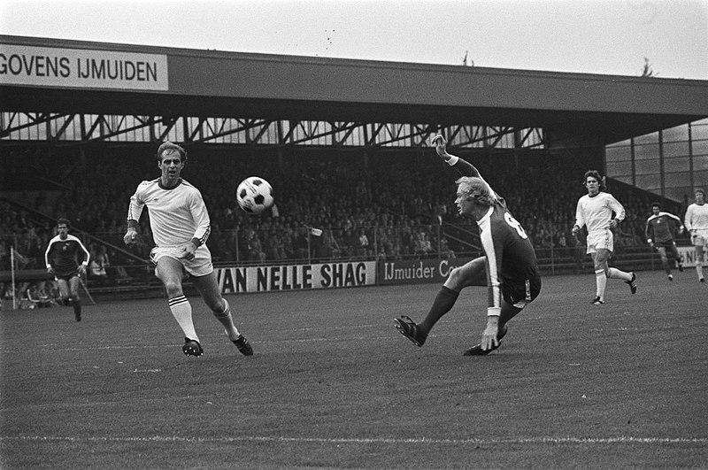 File:Telstar tegen Ajax 0-3, Geels scoort, doelpunt afgekeurd, Bestanddeelnr 929-3652.jpg