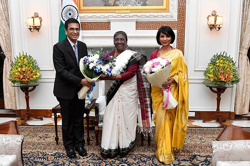 File:The Chief Justice of India, Dr. Justice D.Y. Chandrachud along with his wife Smt. Kalpana Das calling on the President of India, Smt. Droupadi Murmu, at Rashtrapati Bhavan.jpg