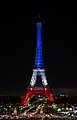La tour Eiffel aux couleurs nationales en hommage aux attentats de Paris du 13 novembre 2015.