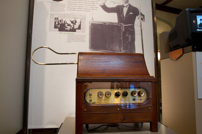 File:Theremin-Exhibit-02, Bakken Museum.jpg