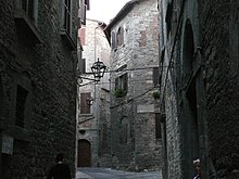 Vista de una calle de la antigua ciudad de Todi.