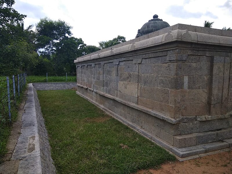 File:Tomb of Arinjeya Chozhan in Melpaadi TN India - West.jpg