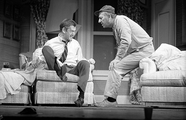Tony Randall (left) and Jack Klugman performing the play, 1975