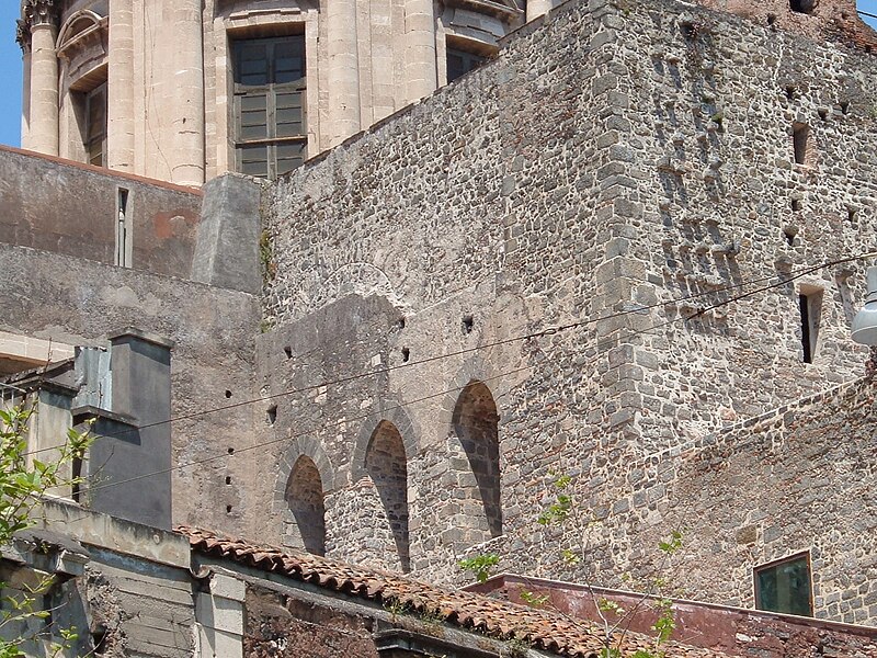 File:Transetto normanno del duomo di Catania.jpg