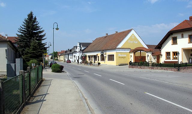 File:Trasdorf_Hauptstrasse.jpg