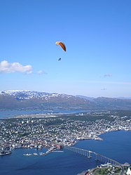 Tromsø fra Fjellheisen-Paragliding.jpg