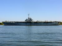 USS Yorktown Charlestonin satamasta. JPG