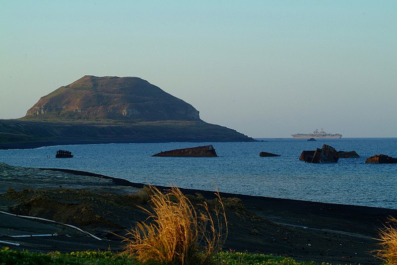 File:US Navy 060308-N-4772B-039 The amphibious assault ship USS Essex (LHD 2) sails in the waters off the island of Iwo Jima with Mt. Suribachi nearby.jpg