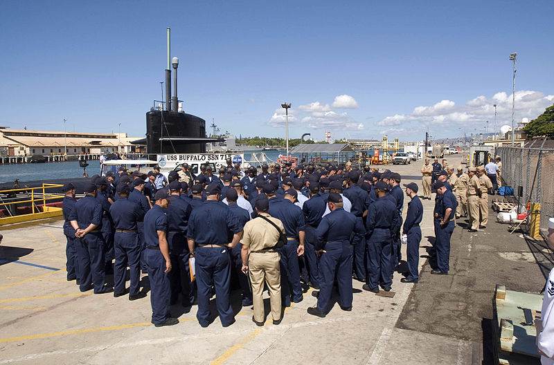 File:US Navy 070709-N-6674H-013 Cmdr. Brian N. Humm, commanding officer of USS Buffalo (SSN 715), addresses the crew of the Los Angeles-class fast attack submarine during an all-hands call on the pier.jpg