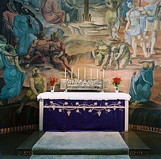 Koret med altaret och detalj av den stora kormålningen, som är målad av Hugo Borgström.