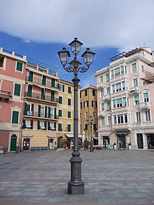 Piazza Bovani (ciassa du Balùn), nel centro storico di Varazze.