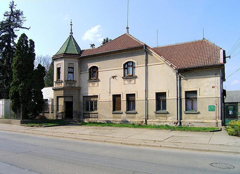 File:Veleň, Hlavní str, west.jpg