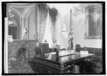 The Wilson desk in the Vice President's Room of the United States Capitol in 1920. Vice Pres. room, Capitol LCCN2016822134.tif