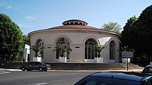 Le bâtiment circulaire de la source de l'Hôpital depuis l'avenue Aristide-Briand