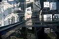Vyhlídkové patro; pohled dolů z vysunuté prosklené kukaně ve výšce téměř 413 metrů nad zemí (2010)