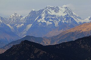 View from the south;  the Janhukut is on the left in the picture, in front of it the Chaukhamba massif