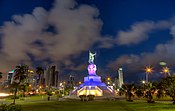 Vista completa del monumento de noche.