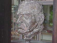 Hermann Kardinal Volk, Bronzeplastik auf dem nach ihm benannten Platz in Mainz