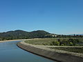 Volx, canal usinier EDF de la Durance, avec le village de Villeneuve au fond