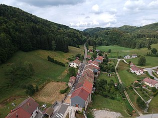 Vue aérienne du village de Leschères et de la nature environnante.JPG