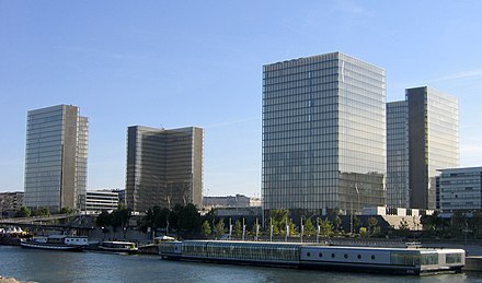 Vista de los cuatro rascacielos de la BnF desde el río Sena en París (sede central François Mitterrand)