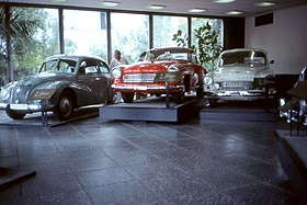 Die Automobilausstellung in Eisenach (Innenansicht, 1989) (bearbeitetes Original)