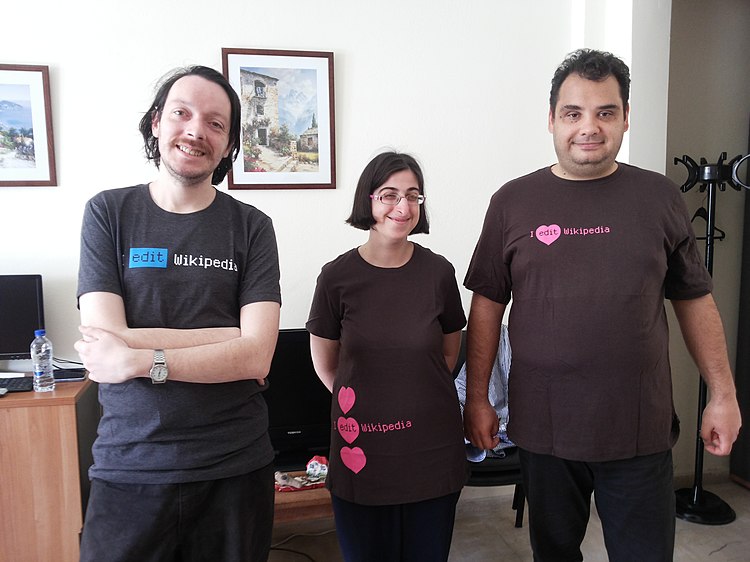 Wikitherapy participants in Wikipedia T-shirts