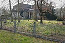 Wohnhaus und Kriegerdenkmal