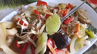 Sauté en tranche (dans la cuillère dans un plat végétalien, de légumes et doufu juan.