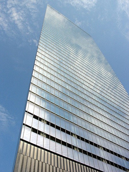 The new 7 World Trade Center from the ground