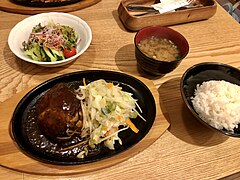 「洋食もりい」[10] のハンバーグセット