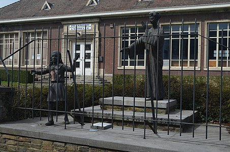 Monument a Yvonne Vieslet situat a l'entrada de l'escola que assistia la noia