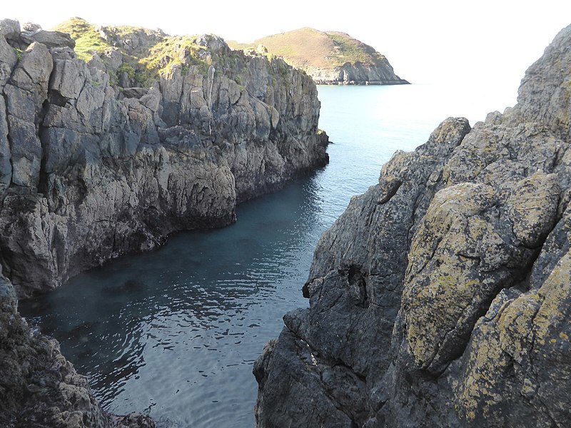 File:Zawn at Trwynbychan - geograph.org.uk - 4181311.jpg