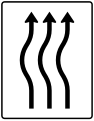 Zeichen 513–12 Verschwenkungs­tafel, kurze Verschwenkung – ohne Gegenverkehr – dreistreifig nach links