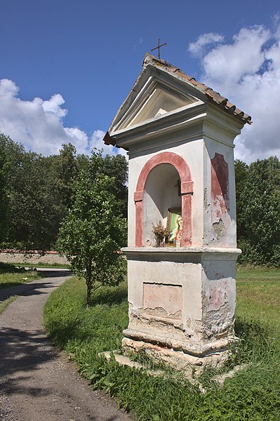 File:Český Krumlov, zastavení křížové cesty u zámecké zahrady II.jpg