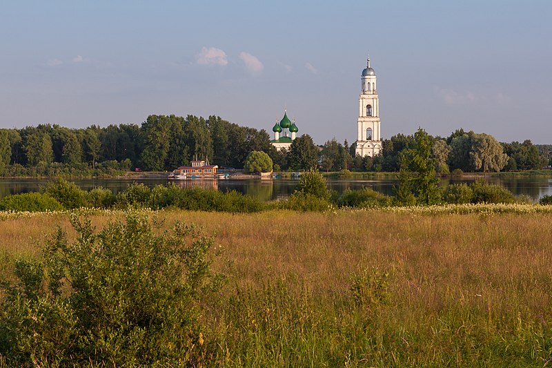 File:Ансамбль Троицкой церкви в Пошехонье.jpg