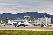 Airbus A319 der Aurora Airlines auf dem Flugfeld vor dem Terminalgebäude im Oktober 2015