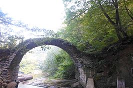 De brug "Sranotsi" komt uit de 13-14 eeuw. Het monument ligt over de rivier de Kirants.
