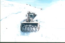 מגרסת שלג המיעודת לפינוי צירים עם שלג עמוק בעבודה במפלס העליון
