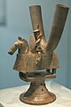 Double coupe à vin sur pied ajouré. Cavalier armé. H. 23 cm. Grès, Ve – VIe siècle. Confédération de Gaya. Musée national de Gyeongju