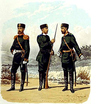 Ryssland, uniform för arméinfanteriet modell 1881. Den ryska arméuniform som infördes 1881 var i en medveten nationell - panslavisk stil, med hyskor och hakar i stället för knappar samt med pälsmössor.