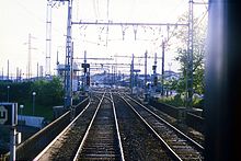 Vue d'ensemble des voies de la gare d'Hendaye depuis le pont ferroviaire sur la Bidassoa.