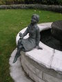 Brunnenfigur: Mädchen mit Buch ("Die kleine Stadtjungfrau")