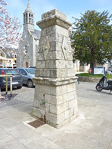 Fouesnant : la fontaine publique construite en 1883.