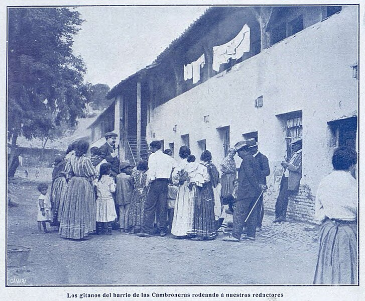 File:1914-08-08, La Esfera, Los gitanos del barrio de las Cambroneras rodeando a nuestros redactores.jpg