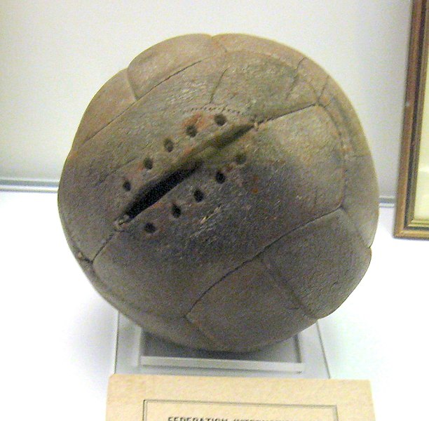 ملف:1930 World Cup Final ball Argentina.jpg