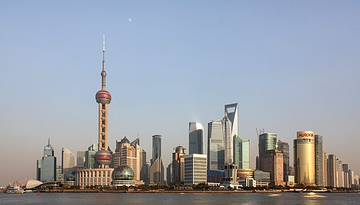 Shanghai, ang pinakamalaking lungsod sa Tsina (PRC) at isa sa mga pinakamalaki sa mundo, at ang pangunahing sentro ng komersiyo at pinansiya sa Kalupaang Tsina.