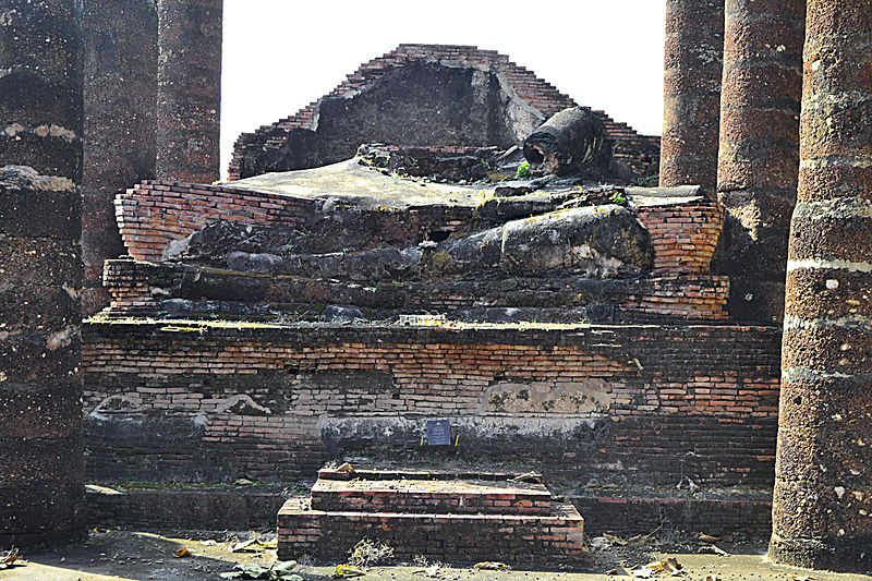 File:201312161402b HL ps Sukhothai, Wat Chedi Si Hong.jpg